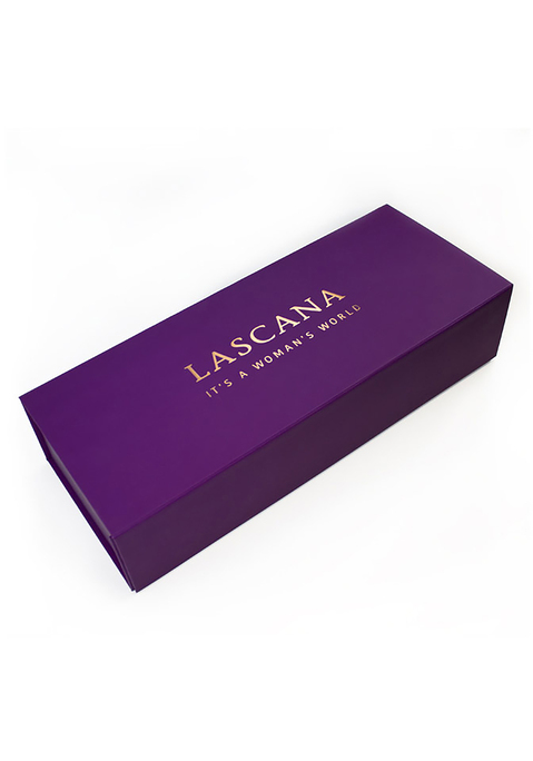 Bild: Geschenkbox von : Die LASCANA Geschenkbox ist eine sehr hochwertige Box, welche extra für unsere verführerischen Dessous und stylische Bekleidung konzipiert wurde. Die Geschenkbox besteht aus 100% Papier und ist daher besonders robust und für fast jede Art von Artikel aus unserem Online Shop benutzbar. Besonders wichtig bei der Planung dieser Geschenkbox war uns, dass sie nicht nur den Zweck einer Verpackung erfüllt, sondern auch einen stylischen und dekorativen Nutzen hat. So kann die Geschenkbox nach der Verwendung als Verpackung auch super als Aufbewahrungsbox oder zur Dekoration genutzt werden. Die Gold Prägung auf der Innenseite „Von Herzen“ verleiht der Geschenkbox einen glamourösen und stilvollen Touch. Dies passt perfekt zu den wunderschönen Dessous und der edlen Lingerie, welche mit der Box verpackt werden können.