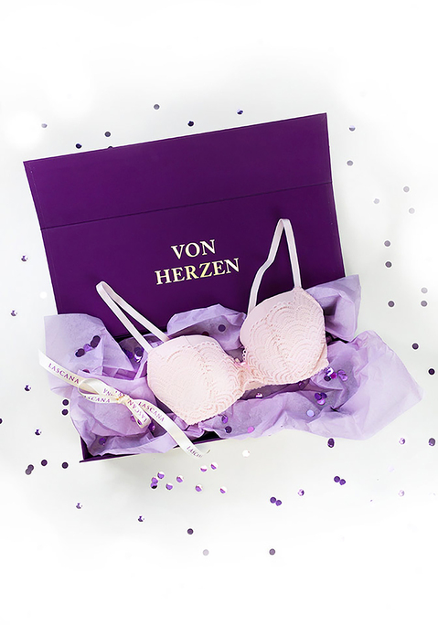 Bild: Geschenkbox von : Die LASCANA Geschenkbox ist eine sehr hochwertige Box, welche extra für unsere verführerischen Dessous und stylische Bekleidung konzipiert wurde. Die Geschenkbox besteht aus 100% Papier und ist daher besonders robust und für fast jede Art von Artikel aus unserem Online Shop benutzbar. Besonders wichtig bei der Planung dieser Geschenkbox war uns, dass sie nicht nur den Zweck einer Verpackung erfüllt, sondern auch einen stylischen und dekorativen Nutzen hat. So kann die Geschenkbox nach der Verwendung als Verpackung auch super als Aufbewahrungsbox oder zur Dekoration genutzt werden. Die Gold Prägung auf der Innenseite „Von Herzen“ verleiht der Geschenkbox einen glamourösen und stilvollen Touch. Dies passt perfekt zu den wunderschönen Dessous und der edlen Lingerie, welche mit der Box verpackt werden können.
