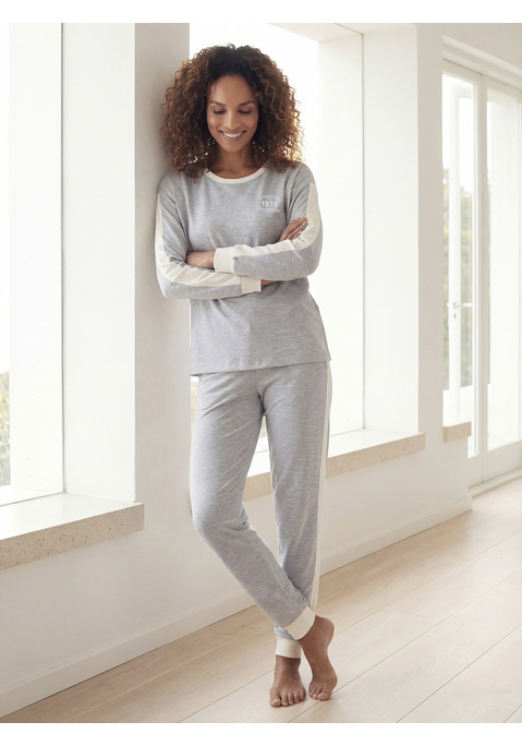 Bild: Pyjama von Arizona: Pyjama von Arizona. Langarmshirt und überschnittenen Schultern. Kontrast-Rippbündchen an Rundhalsausschnitt und Ärmelsaum. Lange Hose mit Eingrifftaschen. Rippbündchen an Taille und Saum. Aus trageangenehmem  Baumwoll-Mix.