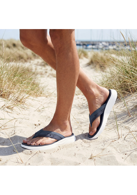 Bild: Badezehentrenner von Beachtime: VEGAN. Mit wasserabweisender Sohle. Hervorragend geeignet für Strand und Pool. Obermaterial und Futter aus Textil. Decksohle und Laufsohle aus Synthetik.