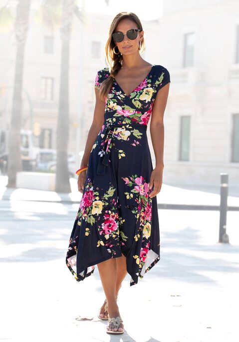 Bild: Jerseykleid von Beachtime by Lascana: Mit buntem Blumendruck. Überlappender V-Ausschnitt. Weit schwingendes Rockteil in Zipfelform mit fixierten Bändern zum Binden seitlich am Saum. Rocklänge ca. 72 cm.  Aus 95% Viskose, 5% Elasthan.