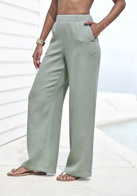 Bild: Schlupfhose von Beachtime by Lascana: Reinschlüpfen und genießen: die Schlupfhose von Beachtime mit Smokbund

Die Schlupfhose von Beachtime kommt ganz ohne Verschluss aus und überzeugt stattdessen mit einem gemütlichen Smokbund, der für einen perfekten und angenehmen Sitz sorgt. Die gerade Beinform verleiht der langen Strandhose eine lässige, unkomplizierte Silhouette, die sich mühelos an- und ausziehen lässt. Diese Kombination aus praktischem Bund und entspannter Schnittführung macht die Hose zu einem echten Wohlfühl-Piece für den Urlaub. Wer Wert auf unkomplizierten Tragekomfort legt, findet hier die passende Wahl.

Luftiges Material mit praktischen Details

Die luftig-leichte Musselinware sorgt für angenehme Kühle und ausreichend Bewegungsfreiheit an heißen Tagen am Strand. Der weiche Stoff umspielt die Beine sanft und liegt dabei stets angenehm auf der Haut. Praktische Eingrifftaschen verleihen der Hose zusätzlich einen lässigen Look und bieten Platz für kleine Utensilien wie Schlüssel oder Sonnencreme.

Ein unifarbener Allrounder für viele Looks

Zu einem luftigen Blusentop und Zehentrennern entsteht ein entspannter Strandlook für lange Tage am Wasser. Kombiniert mit einem schlichten Bandeau-Top und Espadrilles wird die Hose zum stilvollen Begleiter für den Weg zur nächsten Strandbar. Auch zu einem leichten Kimono und flachen Sandalen fügt sich die unifarbene Strandhose vielseitig in unterschiedliche Sommer-Outfits ein.

Die Schlupfhose von Beachtime ist die richtige Wahl für alle, die diesen Sommer auf unkomplizierten Tragekomfort und luftige Leichtigkeit setzen möchten.