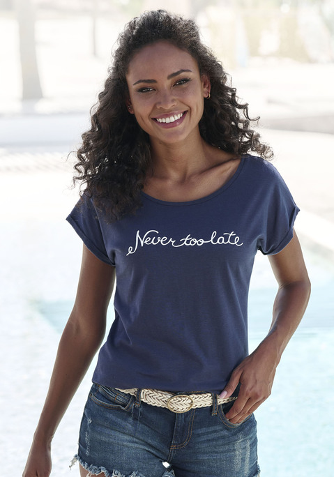 Bild: T-Shirt von Beachtime by Lascana: Locker fallendes T-Shirt mit kunstvollem Frontdruck und weitem Rundhalsausschnitt. Einsatz von Baumwolle, die die Initiative Cotton made in Africa unterstützt.