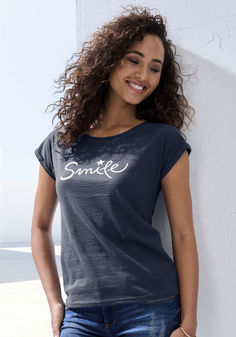 Bild: T-Shirt von Beachtime by Lascana: Locker fallendes T-Shirt mit kunstvollem Frontdruck und weitem Rundhalsausschnitt. Einsatz von Baumwolle, die die Initiative Cotton made in Africa unterstützt.
