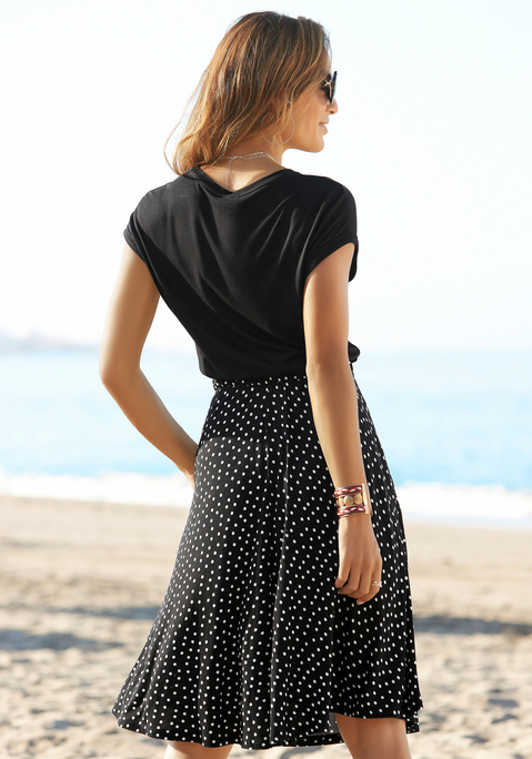 Bild: Jerseykleid von Beachtime: Kleid von Beachtime in 2-in-1-Optik. Legere Form mit weitem Rock für ein luftiges Tragegefühl. Oberteil mit kurzen Ärmeln. Rockteil im bedruckten, gepunkteten Design. Für vielseitige Anlässe. Aus weicher Viskose.