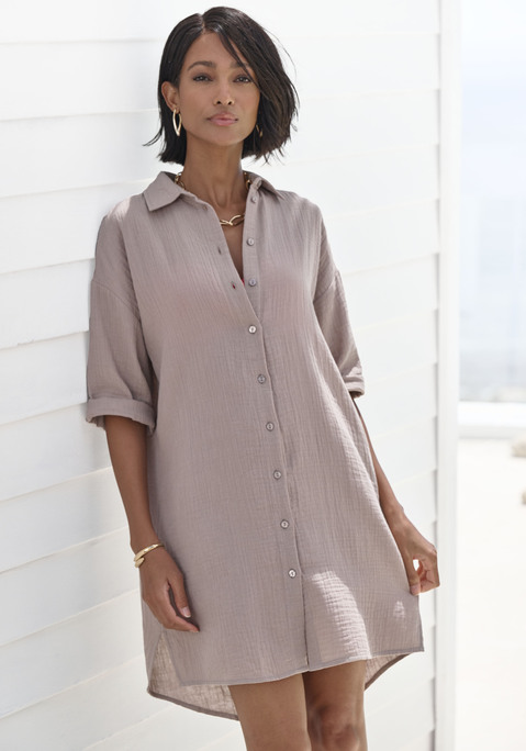 Bild: Longbluse von Beachtime: Longbluse von Beachtime. Locker geschnitten mit überschnittenen Schultern. Abgerundeter Saumabschluss. Durchgehende Knopfleiste. Aus reiner Baumwolle.