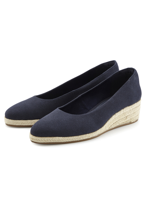 Bild: Pumps von Beachtime: VEGAN. Absatzhöhe ca. 5 cm. Obermaterial aus Lederimitat. Futter aus Textil. Decksohle aus Lederimitat. Laufsohle aus Synthetik.