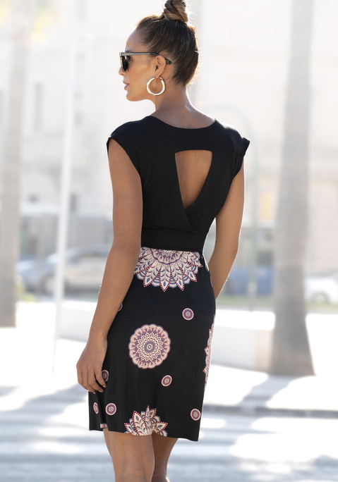 Bild: Sommerkleid von Beachtime: Strandkleid von Beachtime. Unifarbenes Oberteil mit überschnittenen Schultern und tiefem Rückenausschnitt mit Querriegel. Bedruckter Rockteil, jedes Teil ein Unikat. Länge ca. xx cm. Aus 95% Viskose, 5% Elasthan.