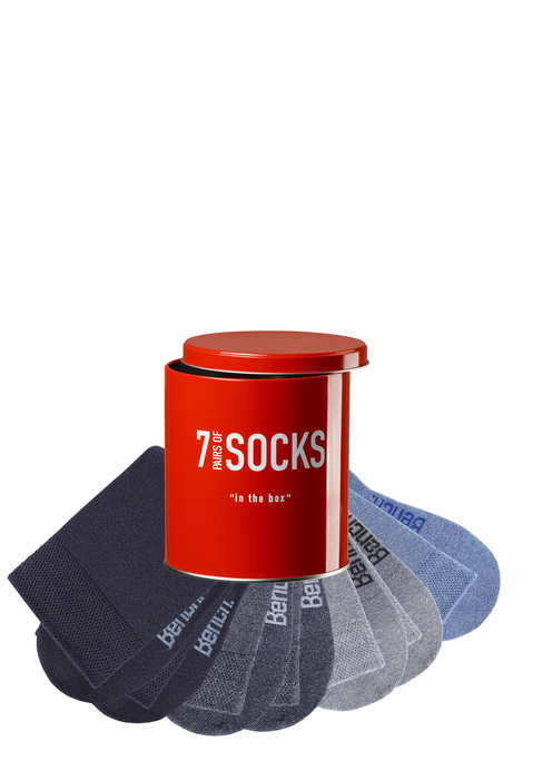 Bild: Businesssocken von Bench.: Freizeit- und Businesssocke in hochwertiger und pflegeleichter Markenqualität. Der hohe Baumwollanteil garantiert einen angenehmen Tragekomfort, die gute Elastizität sichert eine optimale Passform: perfekt für den täglichen Gebrauch. Die feine, weiche Baumwollmischung ist anschmiegsam, hautfreundlich und atmungsaktiv, erhält auch bei längerem Tragen ein angenehmes Fußklima und das komfortable Tragegefühl. Durch die verstärkte Ferse und Spitze ist die Haltbarkeit bei häufigem Tragen verbessert, das gleichmäßige Maschenbild überzeugt auch nach vielen Wäschen. Modisches Accessoire: das eingestrickte Markenlogo unter der Sohle. Die Allrounder sind in aktuellen Farben oder auch in klassischem Schwarz erhältlich. Tolles Extra: Sie erhalten Ihre Socken praktisch verpackt in der Socken-Box – ideal auch zum Verschenken! Details:. Basicsocke für sie und ihn. hochwertige, hautsympathische Materialkomposition, dauerhafte Farbbrillanz. perfekter Sitz dank Stretch.