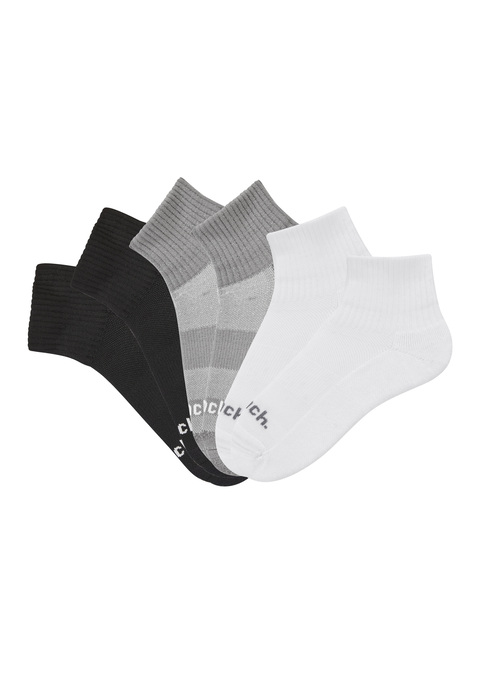 Bild: Kurzsocken von Bench.: <h3>6er-Pack Basic-Kurzsocken von <strong>Bench</strong></h3>
<p>
Die Basic-Kurzsocken von <strong>Bench</strong> bestechen durch ihre doppelte Konstruktion, die dafür sorgt, dass Reibung zwischen Fuß und Schuh effektiv vermieden wird. Mit einem weichen Fußfrottee bieten sie nicht nur hohen Tragekomfort, sondern schützen auch vor Blasenbildung. Diese Kombination aus Funktionalität und Bequemlichkeit macht die Socken zu einem unverzichtbaren Begleiter für aktive Menschen.
</p>

<h4>Vielseitige Details und Mehrwerte</h4>
<p>
Die elastische Passform der Sportsocken sorgt für einen optimalen Sitz und lässt sich leicht an- und ausziehen. Dank des unifarbenen Designs eignen sich diese Socken ideal für zahlreiche Anlässe, sei es beim Sport oder in der Freizeit. Sie sind pflegeleicht, maschinenwaschbar und behalten auch nach mehreren Waschgängen ihre Form und Farbe. 
</p>

<h4>Outfit-Tipps und Trageanlässe</h4>
<p>
Die Basic-Kurzsocken passen hervorragend zu einer Vielzahl von Freizeit- und Sportoutfits. Ob beim Joggen, Laufen oder Pilates – sie sind die perfekte Ergänzung zu sportlichen Schuhen wie Sneakern oder Laufschuhen. Für einen lässigen Streetwear-Look können sie mit Shorts und einem T-Shirt kombiniert werden. Auch beim Entspannen zu Hause oder bei Outdoor-Aktivitäten bieten sie den nötigen Komfort. Accessoires wie eine sportliche Cap oder eine schicke Armbanduhr runden das Outfit ab.
</p>
<p>
Die Basic-Kurzsocken von <strong>Bench</strong> sind eine Bereicherung für jede Garderobe und bieten unvergleichlichen Komfort beim Training und in der Freizeit.
</p>