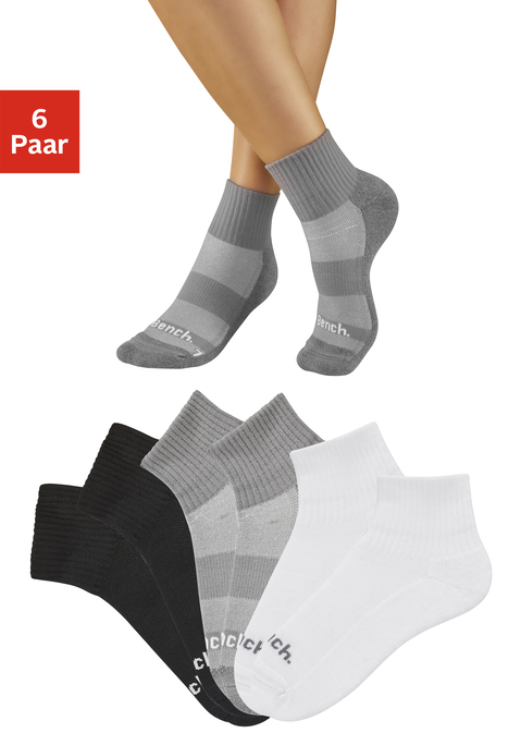 Bild: Kurzsocken von Bench.: <h3>6er-Pack Basic-Kurzsocken von <strong>Bench</strong></h3>
<p>
Die Basic-Kurzsocken von <strong>Bench</strong> bestechen durch ihre doppelte Konstruktion, die dafür sorgt, dass Reibung zwischen Fuß und Schuh effektiv vermieden wird. Mit einem weichen Fußfrottee bieten sie nicht nur hohen Tragekomfort, sondern schützen auch vor Blasenbildung. Diese Kombination aus Funktionalität und Bequemlichkeit macht die Socken zu einem unverzichtbaren Begleiter für aktive Menschen.
</p>

<h4>Vielseitige Details und Mehrwerte</h4>
<p>
Die elastische Passform der Sportsocken sorgt für einen optimalen Sitz und lässt sich leicht an- und ausziehen. Dank des unifarbenen Designs eignen sich diese Socken ideal für zahlreiche Anlässe, sei es beim Sport oder in der Freizeit. Sie sind pflegeleicht, maschinenwaschbar und behalten auch nach mehreren Waschgängen ihre Form und Farbe. 
</p>

<h4>Outfit-Tipps und Trageanlässe</h4>
<p>
Die Basic-Kurzsocken passen hervorragend zu einer Vielzahl von Freizeit- und Sportoutfits. Ob beim Joggen, Laufen oder Pilates – sie sind die perfekte Ergänzung zu sportlichen Schuhen wie Sneakern oder Laufschuhen. Für einen lässigen Streetwear-Look können sie mit Shorts und einem T-Shirt kombiniert werden. Auch beim Entspannen zu Hause oder bei Outdoor-Aktivitäten bieten sie den nötigen Komfort. Accessoires wie eine sportliche Cap oder eine schicke Armbanduhr runden das Outfit ab.
</p>
<p>
Die Basic-Kurzsocken von <strong>Bench</strong> sind eine Bereicherung für jede Garderobe und bieten unvergleichlichen Komfort beim Training und in der Freizeit.
</p>