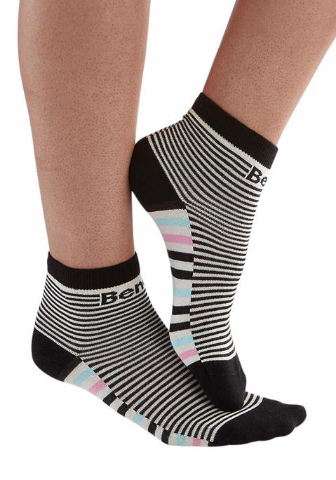 Bild: Kurzsocken von Bench.: Streifendesign. Aus 74% Baumwolle, 24% Polyamid, 2% Elasthan.
