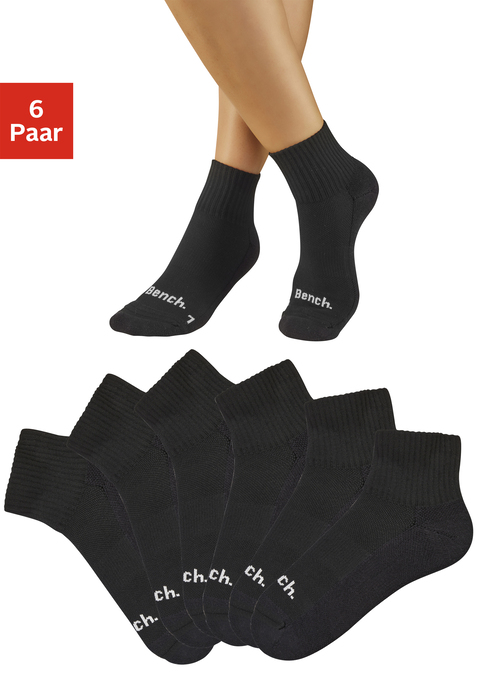 Bild: Kurzsocken von Bench.: <h3>6er-Pack Basic-Kurzsocken von <strong>Bench</strong></h3>
<p>
Die Basic-Kurzsocken von <strong>Bench</strong> bestechen durch ihre doppelte Konstruktion, die dafür sorgt, dass Reibung zwischen Fuß und Schuh effektiv vermieden wird. Mit einem weichen Fußfrottee bieten sie nicht nur hohen Tragekomfort, sondern schützen auch vor Blasenbildung. Diese Kombination aus Funktionalität und Bequemlichkeit macht die Socken zu einem unverzichtbaren Begleiter für aktive Menschen.
</p>

<h4>Vielseitige Details und Mehrwerte</h4>
<p>
Die elastische Passform der Sportsocken sorgt für einen optimalen Sitz und lässt sich leicht an- und ausziehen. Dank des unifarbenen Designs eignen sich diese Socken ideal für zahlreiche Anlässe, sei es beim Sport oder in der Freizeit. Sie sind pflegeleicht, maschinenwaschbar und behalten auch nach mehreren Waschgängen ihre Form und Farbe. 
</p>

<h4>Outfit-Tipps und Trageanlässe</h4>
<p>
Die Basic-Kurzsocken passen hervorragend zu einer Vielzahl von Freizeit- und Sportoutfits. Ob beim Joggen, Laufen oder Pilates – sie sind die perfekte Ergänzung zu sportlichen Schuhen wie Sneakern oder Laufschuhen. Für einen lässigen Streetwear-Look können sie mit Shorts und einem T-Shirt kombiniert werden. Auch beim Entspannen zu Hause oder bei Outdoor-Aktivitäten bieten sie den nötigen Komfort. Accessoires wie eine sportliche Cap oder eine schicke Armbanduhr runden das Outfit ab.
</p>
<p>
Die Basic-Kurzsocken von <strong>Bench</strong> sind eine Bereicherung für jede Garderobe und bieten unvergleichlichen Komfort beim Training und in der Freizeit.
</p>