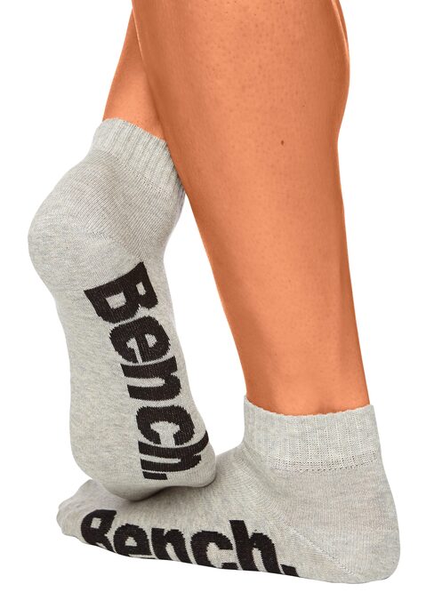 Bild: Kurzsocken von Bench.: Sportive Herren-Kurzsocken im Mehrfachpack von Bench. Großes Bench-Logo. Kurzsocken enden auf Knöchelhöhe. Sehr gut geeignet für Sneaker und Sportschuhe. In melierten Jeanstönen, Schwarz uni oder Schwarz + Weiß + Grau meliert. Aus 80% Baumwolle, 18% Polyamid, 2% Elasthan.