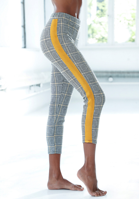Bild: 7/8-Leggings von Bench. Loungewear: Von wegen kleinkariert: Mit ihrem stylischen Karomuster zeigen die Leggings von Bench, wie trendbewusst du bist. Besonders cool ist dabei die 7/8-Länge der Hose. Die kontrastfarbenen Seitenstreifen machen das Design noch stylischer und gehören zu den angesagtesten Details der Saison. Und der Komfort? Der kommt natürlich auch nicht zu kurz, denn der elastische Hosenbund und das softe Material mit Stretchanteil garantieren dir ein tolles Tragegefühl. Styling-Tipp: Mit Top und Lederjacke sind die karierten Leggings von Bench nicht nur was für gemütliche Stunden zu Hause! Obermaterial aus 69% Polyester, 28% Baumwolle, 3% Elasthan.
