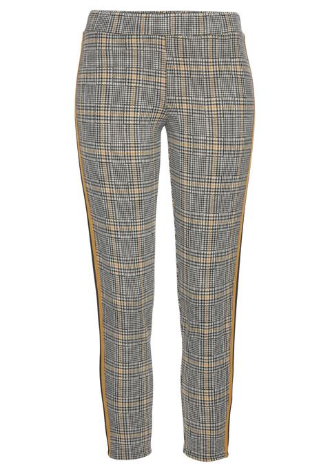 Bild: 7/8-Leggings von Bench. Loungewear: Von wegen kleinkariert: Mit ihrem stylischen Karomuster zeigen die Leggings von Bench, wie trendbewusst du bist. Besonders cool ist dabei die 7/8-Länge der Hose. Die kontrastfarbenen Seitenstreifen machen das Design noch stylischer und gehören zu den angesagtesten Details der Saison. Und der Komfort? Der kommt natürlich auch nicht zu kurz, denn der elastische Hosenbund und das softe Material mit Stretchanteil garantieren dir ein tolles Tragegefühl. Styling-Tipp: Mit Top und Lederjacke sind die karierten Leggings von Bench nicht nur was für gemütliche Stunden zu Hause! Obermaterial aus 69% Polyester, 28% Baumwolle, 3% Elasthan.