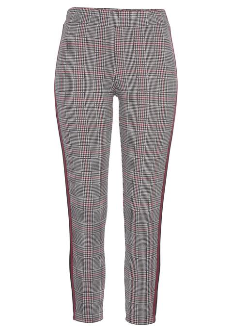 Bild: 7/8-Leggings von Bench. Loungewear: Von wegen kleinkariert: Mit ihrem stylischen Karomuster zeigen die Leggings von Bench, wie trendbewusst du bist. Besonders cool ist dabei die 7/8-Länge der Hose. Die kontrastfarbenen Seitenstreifen machen das Design noch stylischer und gehören zu den angesagtesten Details der Saison. Und der Komfort? Der kommt natürlich auch nicht zu kurz, denn der elastische Hosenbund und das softe Material mit Stretchanteil garantieren dir ein tolles Tragegefühl. Styling-Tipp: Mit Top und Lederjacke sind die karierten Leggings von Bench nicht nur was für gemütliche Stunden zu Hause! Obermaterial aus 69% Polyester, 28% Baumwolle, 3% Elasthan.