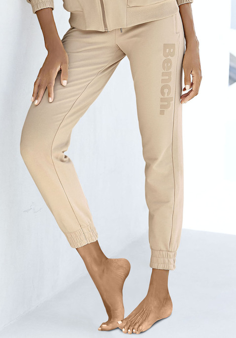 Bild: Homewearhose von Bench. Loungewear: Bequeme Sweathose von Bench. Bündchen am Beinsaum und Bündchen mit Kordelzug für guten Sitz. Praktische Seitentaschen mit Reißverschluss. Zum Chillen in der Freizeit. Weiche, stretchige Baumwollqualität.