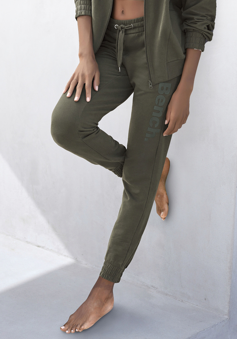 Bild: Homewearhose von Bench. Loungewear: Bequeme Sweathose von Bench. Bündchen am Beinsaum und Bündchen mit Kordelzug für guten Sitz. Praktische Seitentaschen mit Reißverschluss. Zum Chillen in der Freizeit. Weiche, stretchige Baumwollqualität.