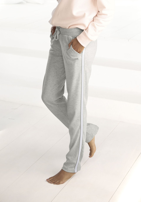 Bild: Homewearhose von Bench. Loungewear: Relaxhose von Bench. Modischer Seitenstreifen in Metallic-Optik. Breiter Bund mit regulierbarem Kordelzug. Eingrifftaschen. Aus 60% Baumwolle (unterstützt Cotton made in Africa), 40% Polyester.