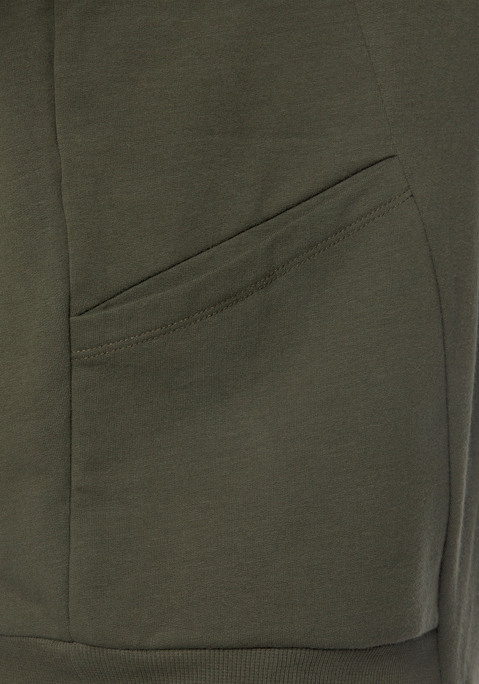Bild: Kapuzensweatjacke von Bench. Loungewear: Kuschelige Sweatjacke von Bench. Große Kapuze. Mit einem Reißverschluss zu schließen. Modische Teilungsnähte und zwei große Kängurutaschen. Abschluss- und Ärmelbündchen für guten Sitz. Gute Ergänzung zu T-Shirt, Jeans oder Jogginghose. Angenehm weiche, elastische Sweat-Baumwollqualität.