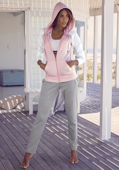 Bild: Kapuzensweatjacke von Bench. Loungewear: Kapuzensweatjacke von Bench.  Bedruckte regulierbarer Kordelzug. Raglanärmel mit Rippbündchen. Praktische Eingrifftaschen. Aus 60% Baumwolle (unterstützt Cotton made in Africa), 40% Polyester. Ärmel: 80% Baumwolle  (unterstützt Cotton made in Africa), 20% Polyester.