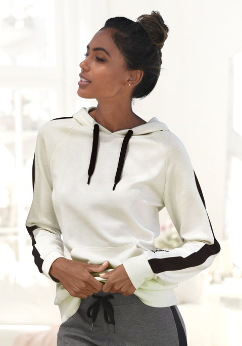 Bild: Kapuzensweatshirt von Bench. Loungewear: Kapuzenpullover von Bench. Lässig geschnitten mit Raglanärmeln. Kapuze mit regulierbaren Bindeband. Kängurutasche. Aus 60% Baumwolle (unterstützt Cotton made in Africa), 40% Polyester.