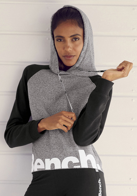 Bild: Kapuzensweatshirt von Bench. Loungewear: Bench Kapuzensweatshirt mit farblich abgesetzten Raglanärmeln. Regulierbarer Kordelzug an der Kapuze. Aus 60% Baumwolle (unterstützt Cotton made in Africa), 40% Polyester. Ärmel: 80% Baumwolle (unterstützt Cotton made in Africa), 20% Polyester.