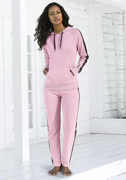 Bild: Kapuzensweatshirt von Bench. Loungewear: Kapuzenpullover von Bench. Lässig geschnitten mit Raglanärmeln. Kapuze mit regulierbaren Bindeband. Kängurutasche. Aus 60% Baumwolle (unterstützt Cotton made in Africa), 40% Polyester.