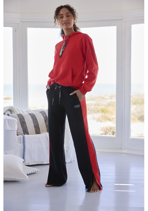 Bild: Kapuzensweatshirt von Bench. Loungewear: Klassisches Kapuzensweatshirt von Bench Loungewear. Markante, kontrastfarbene Kordelbänder an der Kapuze. Kängurutasche. Gerippte Bündchen an den Säumen. Zu vielen verschiedenen Outfits passend. Trageangenehmer Sweat.