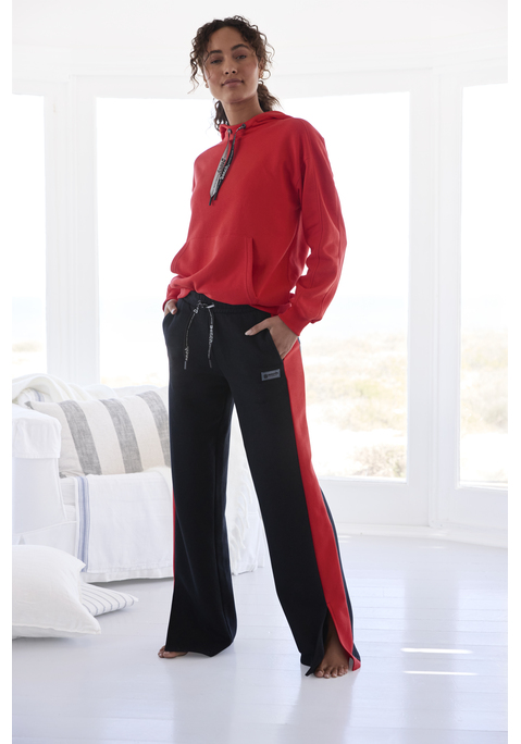 Bild: Kapuzensweatshirt von Bench. Loungewear: Klassisches Kapuzensweatshirt von Bench Loungewear. Markante, kontrastfarbene Kordelbänder an der Kapuze. Kängurutasche. Gerippte Bündchen an den Säumen. Zu vielen verschiedenen Outfits passend. Trageangenehmer Sweat.