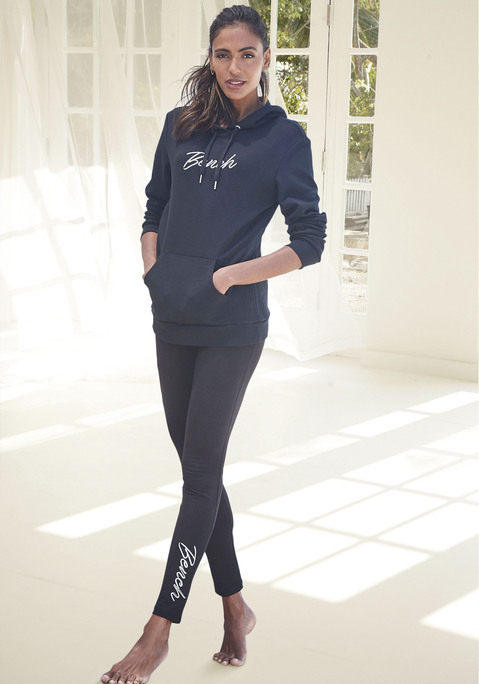 Bild: Kapuzensweatshirt von Bench. Loungewear: Schlichter Hoodie von Bench mit Labelstickerei vorn. Kapuze mit Tunnelzug. Kängurutasche. Rippbündchen. Schön zu Jeans. Weiche Interlockware.