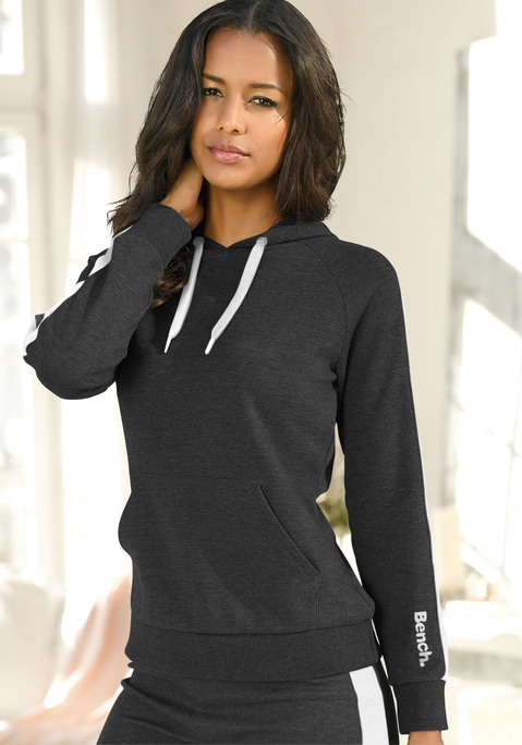 Bild: Kapuzensweatshirt von Bench. Loungewear: Sportlicher Hoodie von Bench. Praktische Kängurutasche. Kapuze mit kontrastfarbener Kordel. Seitenstreifen und kleiner Logodruck am Ärmel. Aus 60% Baumwolle (unterstützt Cotton made in Africa), 40% Polyester.