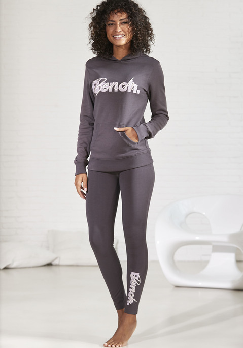 Bild: Kapuzensweatshirt von Bench. Loungewear: Trendiger Hoodie von Bench. Kapuze und Kängurutasche. Logodruck und -stickerei. Figurnaher Schnitt. Schön für Freizeit und Sport. Aus weichem elastischem Baumwollmix.