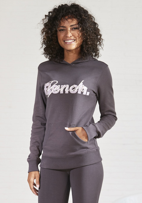 Bild: Kapuzensweatshirt von Bench. Loungewear: Trendiger Hoodie von Bench. Kapuze und Kängurutasche. Logodruck und -stickerei. Figurnaher Schnitt. Schön für Freizeit und Sport. Aus weichem elastischem Baumwollmix.
