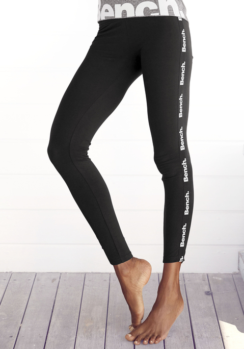 Bild: Leggings von Bench. Loungewear: Leggings von Bench.  Mit extrabreitem elastischen Bündchen für den bequemen Sitz. Logotape seitlich entlang der Beine. Aus 95% Baumwolle (unterstützt Cotton made in Africa), 5% Elasthan.