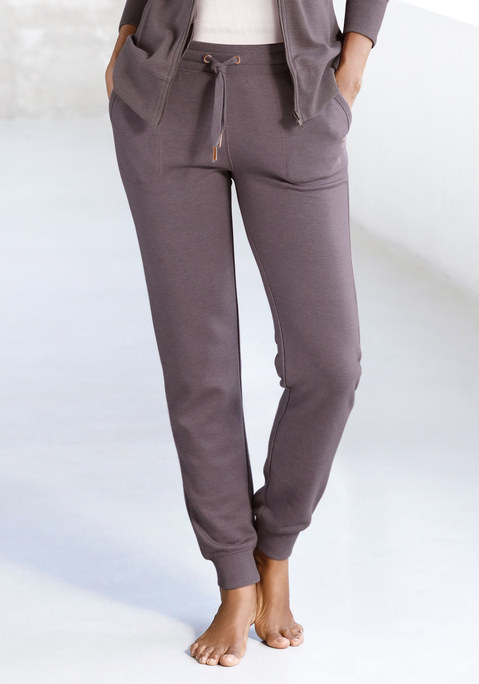 Bild: Loungehose von Bench. Loungewear: Lounghose von Bench. Praktische Eingrifftaschen mit metallischen Logodruck. Bündchen mit Kordelzug regulierbar. Aus 60% Baumwolle (Cotton made in Africa), 40% Polyester. Beige meliert: Aus 90% Baumwolle  (Cotton made in Africa), 10% Polyester.