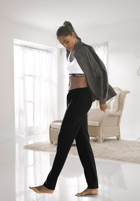 Bild: Loungehose von Bench. Loungewear: Lässige Loungehose von Bench. Rippbündchen mit Tunnelzug und Kordel zum binden. Aus 60% Baumwolle (unterstützt Cotton made in Africa), 40% Polyester.
