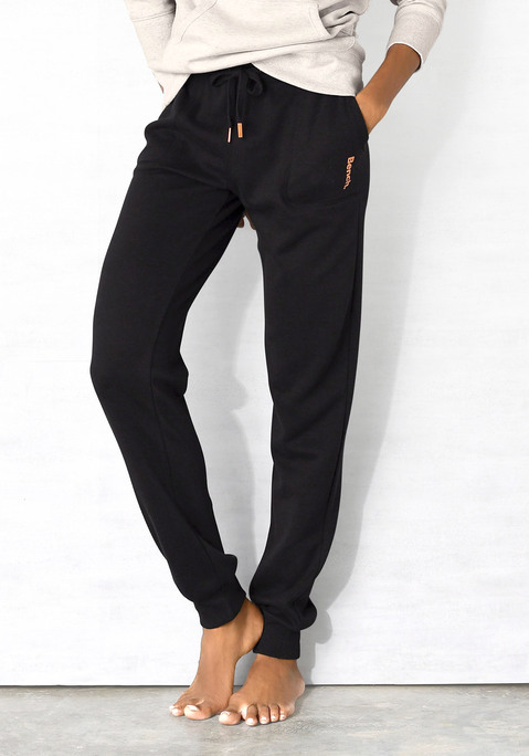 Bild: Loungehose von Bench. Loungewear: Lounghose von Bench. Praktische Eingrifftaschen mit metallischen Logodruck. Bündchen mit Kordelzug regulierbar. Aus 60% Baumwolle (Cotton made in Africa), 40% Polyester. Beige meliert: Aus 90% Baumwolle  (Cotton made in Africa), 10% Polyester.