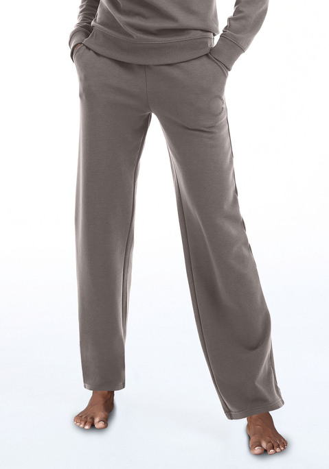 Bild: Loungehose von Bench. Loungewear: Lounge-Hose mit weitem Bein von Bench. Kleine Labelstickerei vorn. Eingrifftaschen seitlich. Geraffter Hosenbund mit verstellbarem Tunnelzug. Perfekt zum Relaxen. Weiche Sweatware.