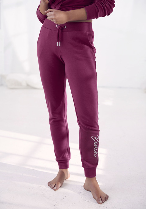 Bild: Relaxhose von Bench. Loungewear: Sweathose von Bench mit glänzender Logostickerei. Bequemes Bündchen mit Kordelzug und Eingrifftaschen. Aus 100% Baumwolle.