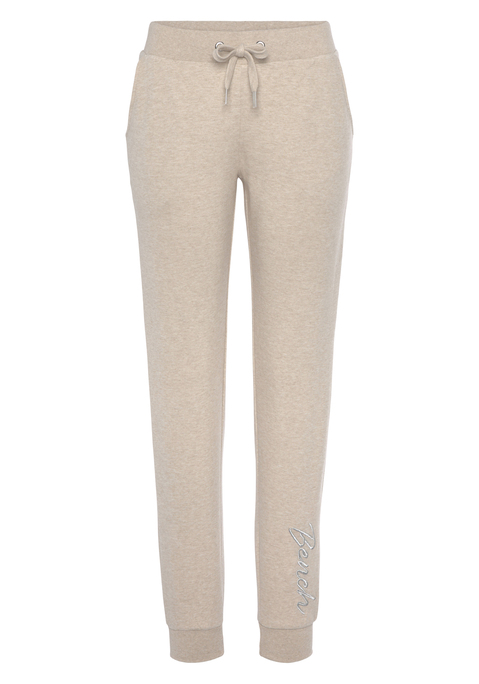 Bild: Relaxhose von Bench. Loungewear: Relaxhose von Bench in einem Basic Schnitt mit schmalem Bein. Mit seitlichen Eingrifftaschen und weichen, elastischen Ripp-Bündchen. Aus 100% Baumwolle. Grau meliert: 70% Baumwolle, 30% Polyester.