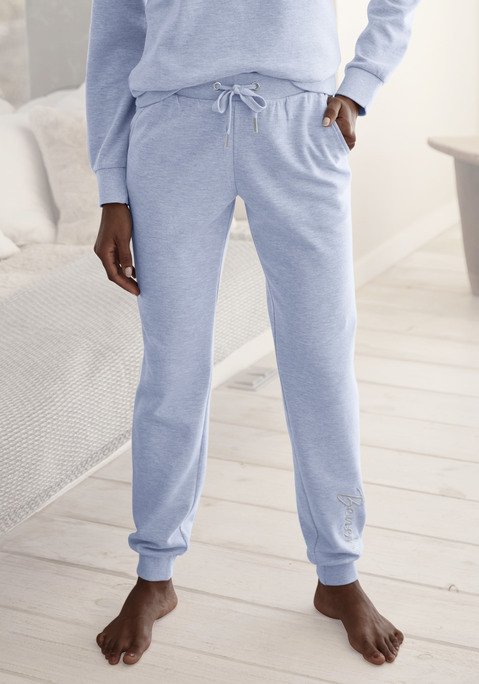 Bild: Relaxhose von Bench. Loungewear: Relaxhose von Bench in einem Basic Schnitt mit schmalem Bein. Mit seitlichen Eingrifftaschen und weichen, elastischen Ripp-Bündchen. Aus 100% Baumwolle. Grau meliert: 70% Baumwolle, 30% Polyester.