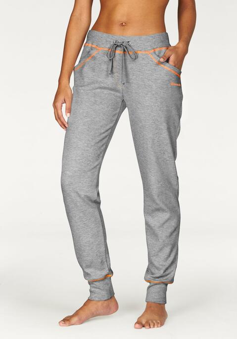 Bild: Relaxhose von Bench. Loungewear: Relaxhose von Bench. Kontrastfarbene Nähte. Praktische Eingrifftaschen. Aus 100% Baumwolle (unterstützt Cotton made in Africa). Anthrazit Meliert: 70% Baumwolle (unterstützt Cotton made in Africa), 30% Polyester.
