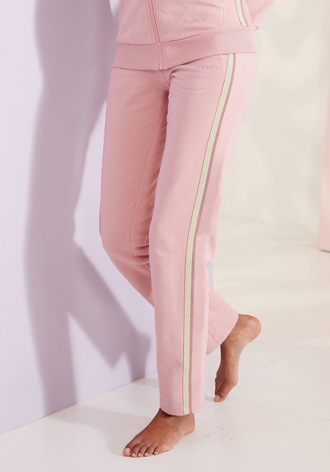 Bild: Relaxhose von Bench. Loungewear: Sweathose von Bench mit Kontraststreifen und Logoprint. Elastischer Tunnelzugbund. Seitliche Eingrifftaschen. Gerade Passform. Angenehme Qualität.
