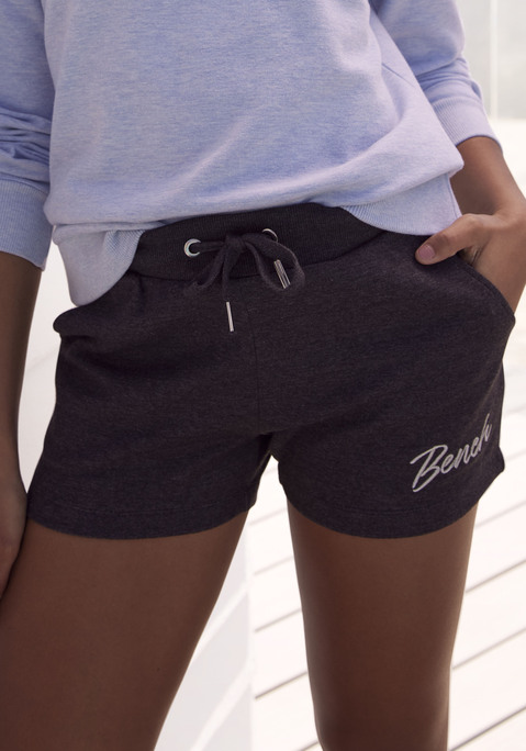 Bild: Relaxshorts von Bench. Loungewear: Basic Shorts von Bench aus weicher Sweatware. Mit praktischen Seitentaschen und eine glänzender Stickerei. Aus 110000% Baumwolle, 60% Baumwolle, 40% Polyester.
