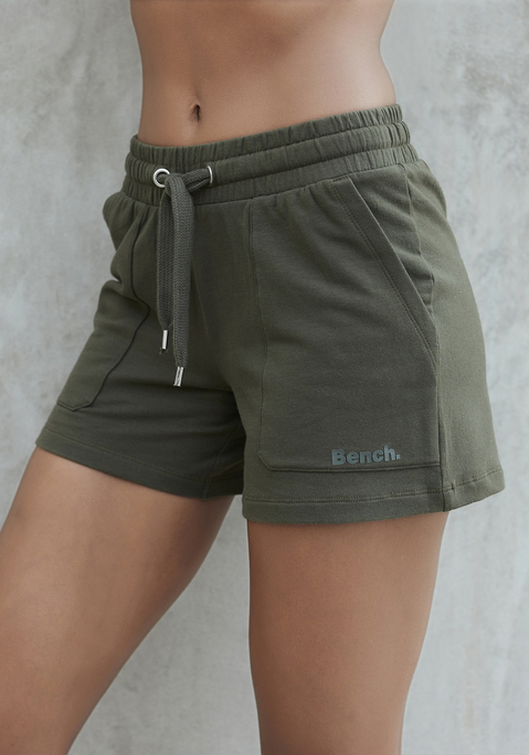Bild: Relaxshorts von Bench. Loungewear: Sportliche Bermudas von Bench. Geraffter Kordelzugbund. Toniger kleiner Logoprint am linken Bein. Optimal für Sport und Freizeit an warmen Tagen. Weiche, elastische Sweatware.