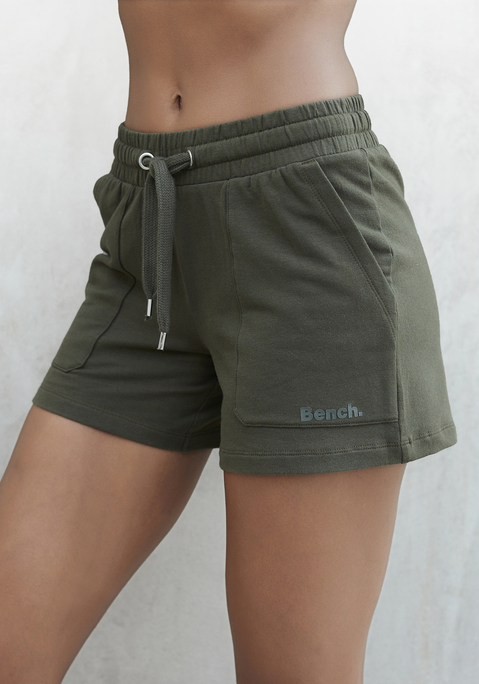 Bild: Relaxshorts von Bench. Loungewear: Sportliche Bermudas von Bench. Geraffter Kordelzugbund. Toniger kleiner Logoprint am linken Bein. Optimal für Sport und Freizeit an warmen Tagen. Weiche, elastische Sweatware.