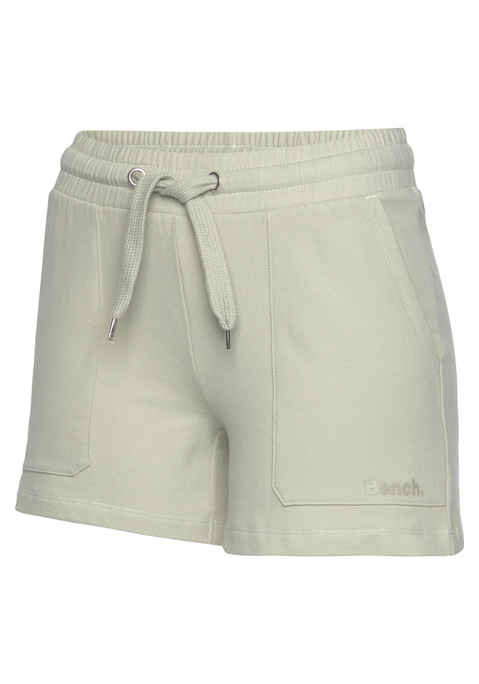 Bild: Relaxshorts von Bench. Loungewear: Sportliche Bermudas von Bench. Geraffter Kordelzugbund. Toniger kleiner Logoprint am linken Bein. Optimal für Sport und Freizeit an warmen Tagen. Weiche, elastische Sweatware.