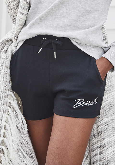 Bild: Relaxshorts von Bench. Loungewear: Basic Shorts von Bench aus weicher Sweatware. Mit praktischen Seitentaschen und eine glänzender Stickerei. Aus 100% Baumwolle, 60% Baumwolle, 40% Polyester.